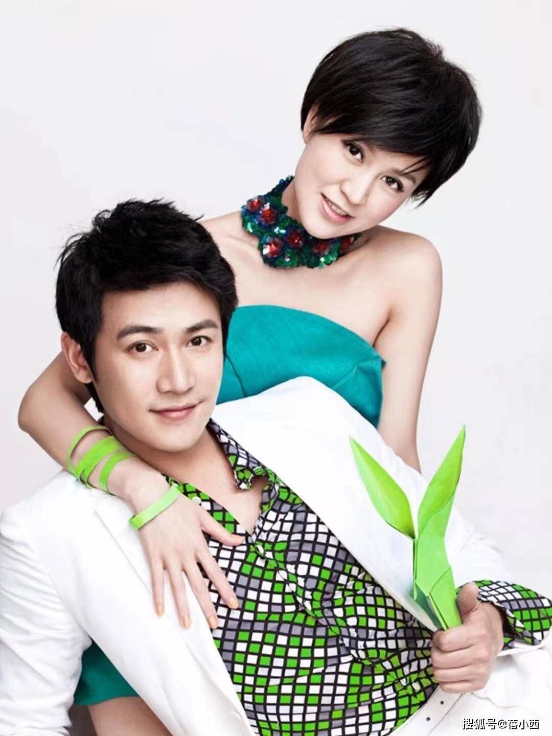 陆毅与老婆鲍蕾海边度假,女的穿搭时髦显年轻,反衬男方略显油腻