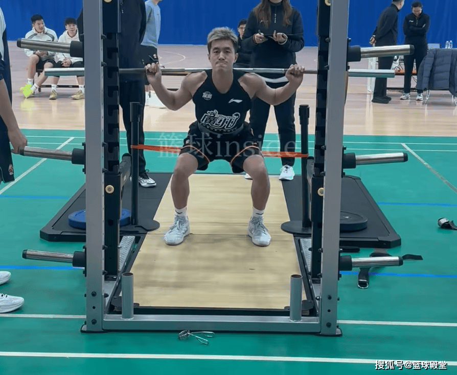 郭艾伦体测动态！体重少了，深蹲20个，穿搭不剪吊牌仍帅气！