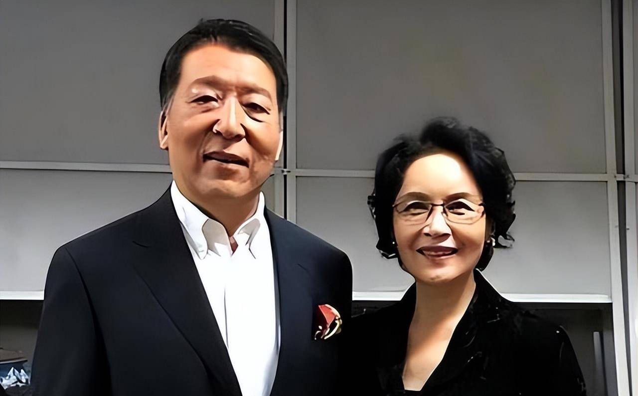 离婚又再婚,丈夫病逝后,儿子在悲伤中引领她坚强