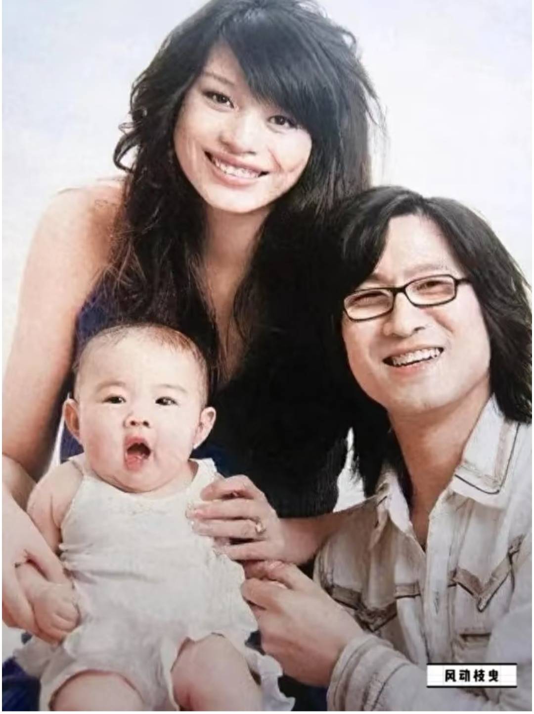 她认为小苹果生活在爷爷奶奶身边很安心因为他们是有文化修养的高