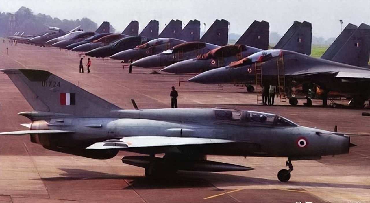 全新视点：F-16战斗机与歼十战斗机对决比例揭秘——巴基斯坦