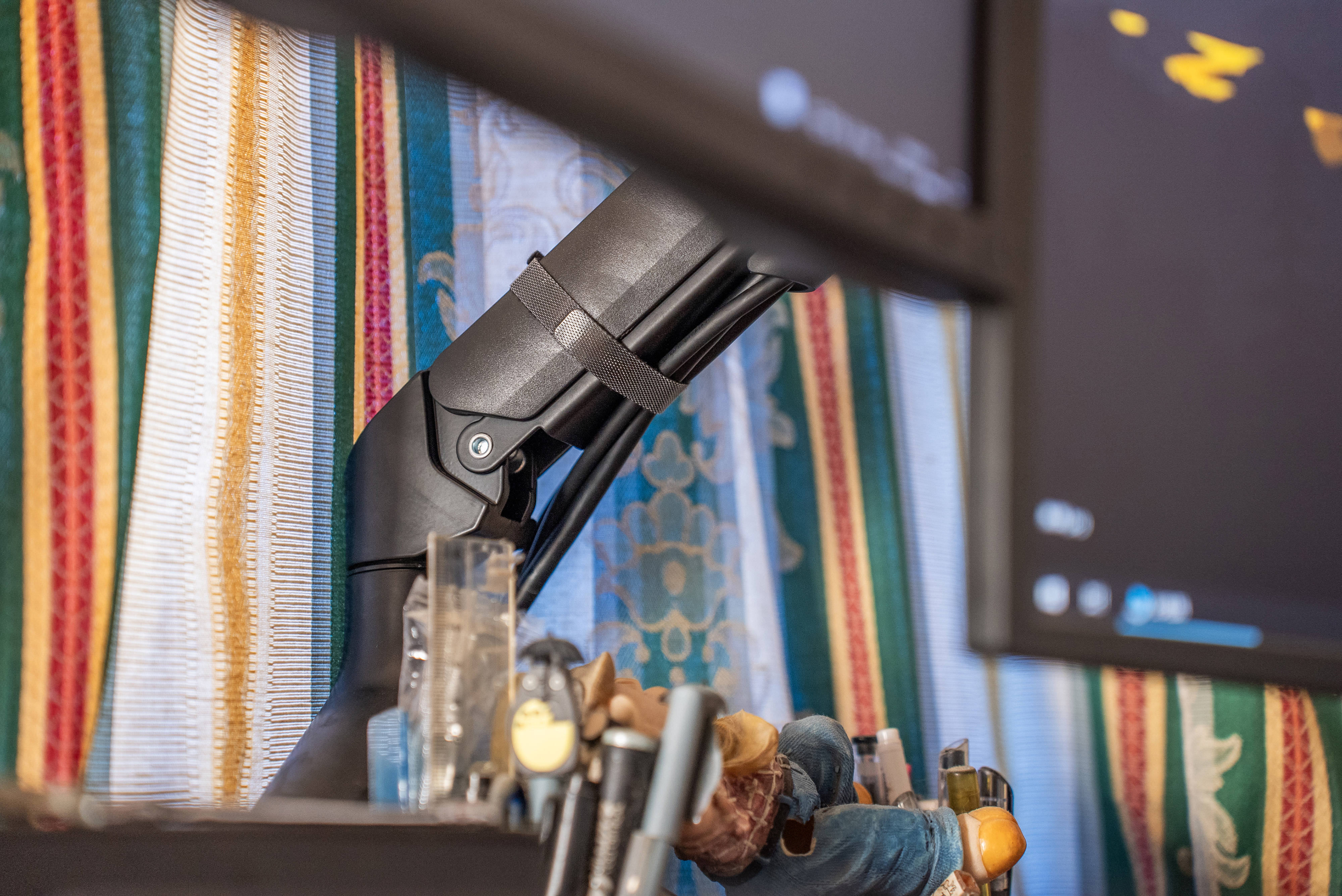 显示器标配底座太矮又太占桌面空间？北弧显示器支架了解一下