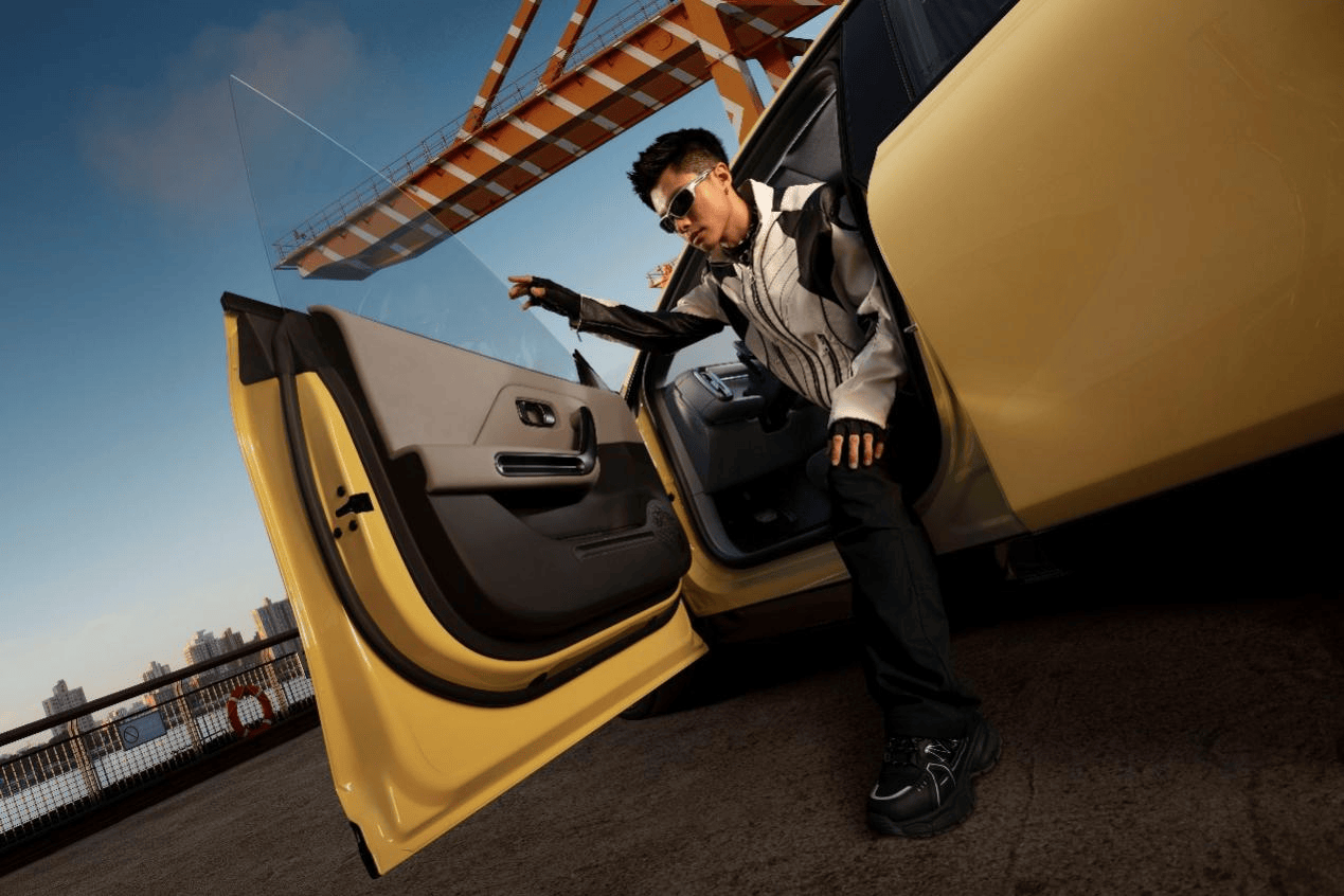 重塑10万级年轻出行价值标杆 零跑Lafa5上市限时惊喜价9.28万起-锋巢网