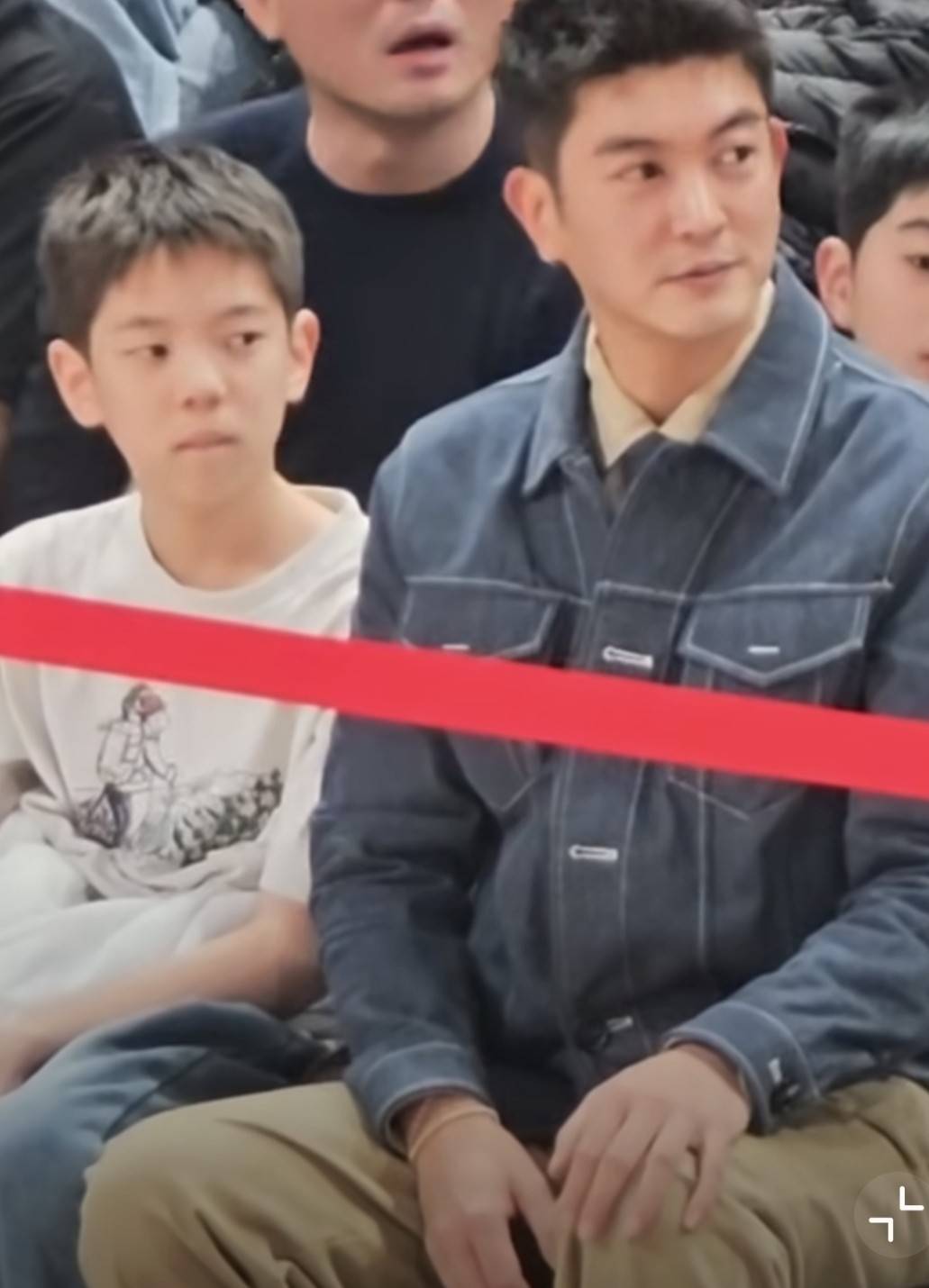 杜江带儿子看篮球比赛,父子俩表情神同步,嗯哼没有爸爸帅像姥爷