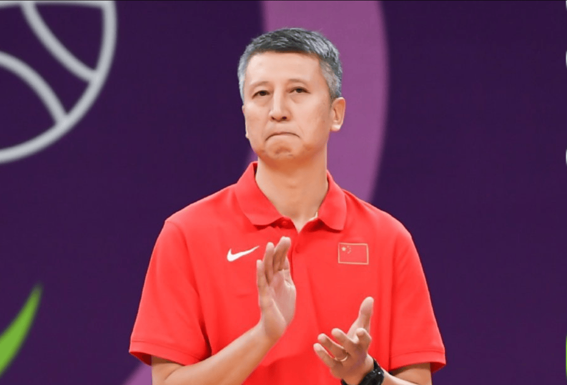 精气神不足！队长不打，男篮不会打球了？媒体人：赵睿带伤上吧