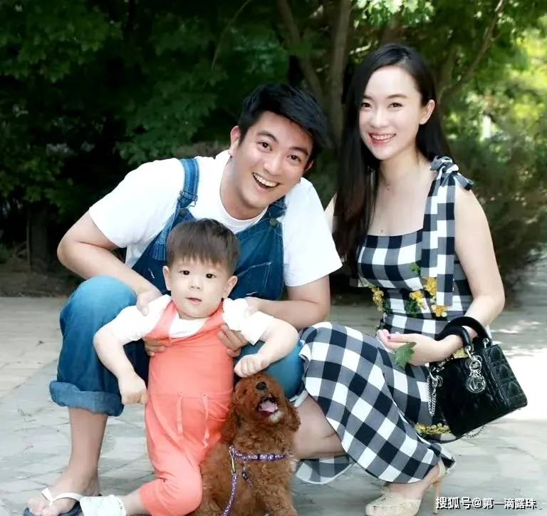 12岁嗯哼长大了!陪杜江看球,身高近170,萌娃变成清爽少年