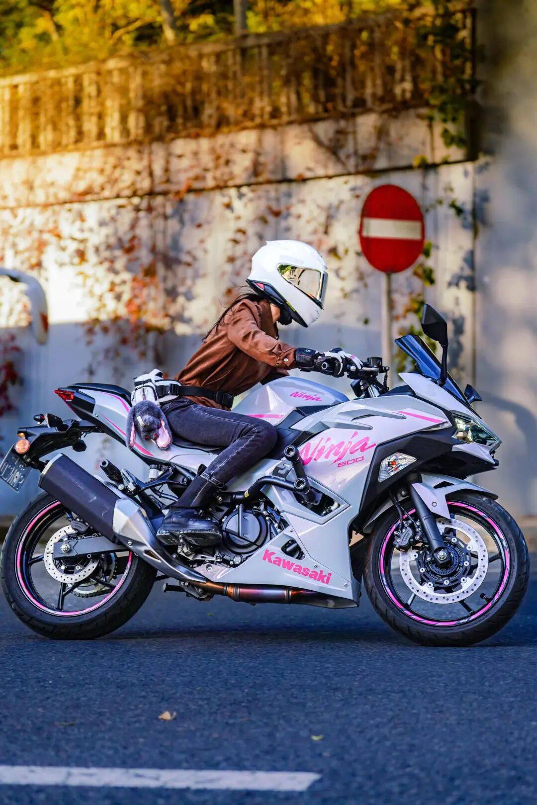 太可惜!提车90天就离世:北京170超美小姐姐骑川崎撞桥飞下隧道