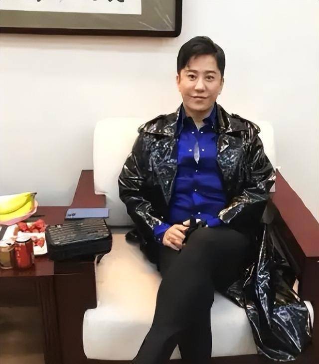 歌手毛宁现状:面容僵硬疑似医美,只能接小县城商演,56岁仍单身