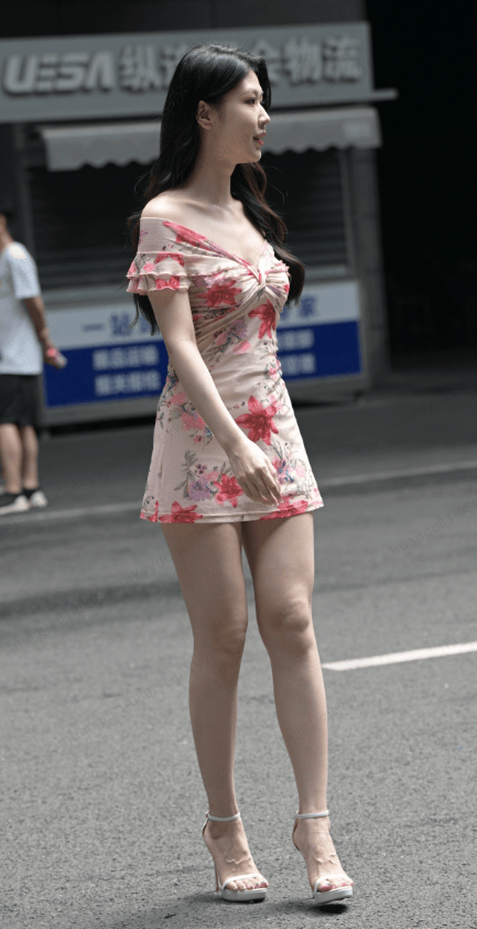 网红街边拍照直接引来大量人群围观 