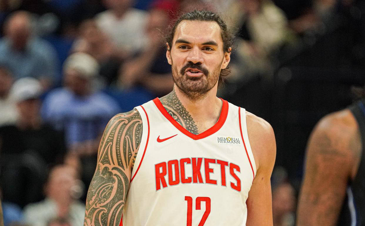 噩耗！火箭核心亚当斯脚踝扭伤离场，生涯伤病史引担忧