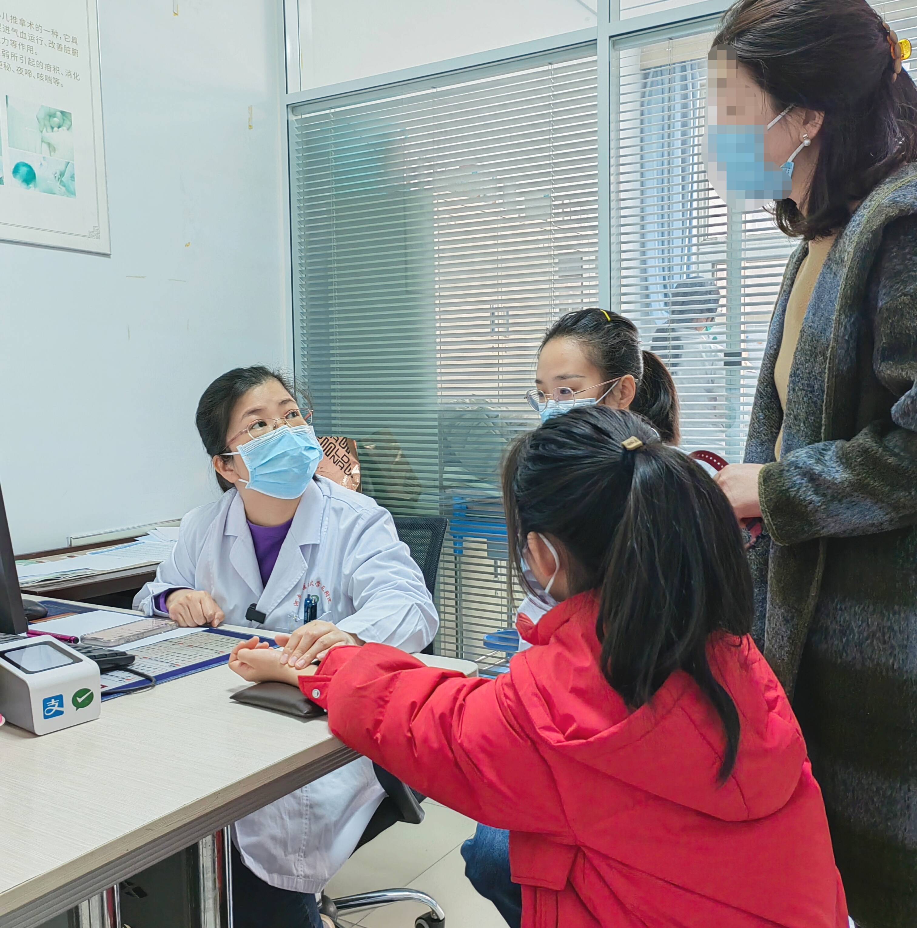 女孩子几岁来月经才是正常的？资深教师：五年级有小半女孩来例假