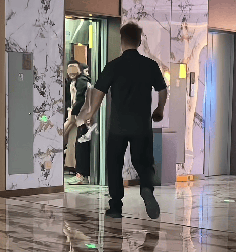 女子醉酒后被拉走，男子架着双腿宛如“推车”，这视频该在她结婚时放[12P]