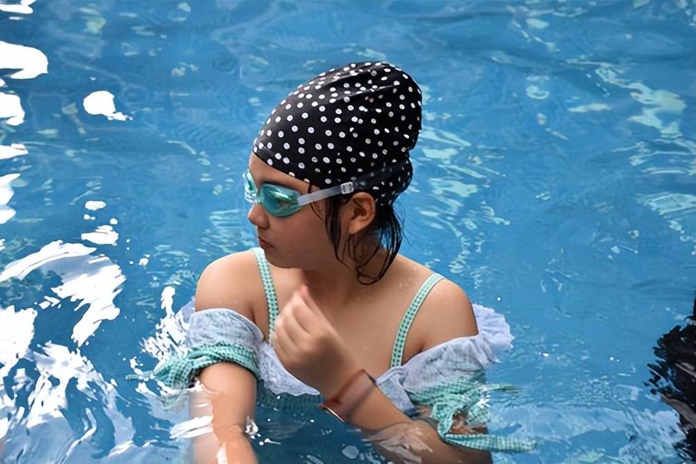 女孩子几岁来月经才是正常的？资深教师：五年级有小半女孩来例假