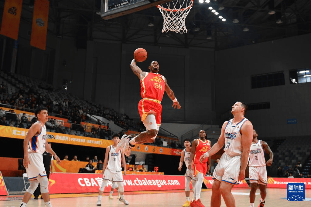 组图：CBA俱乐部杯广厦击败天津 塔克飞身暴扣