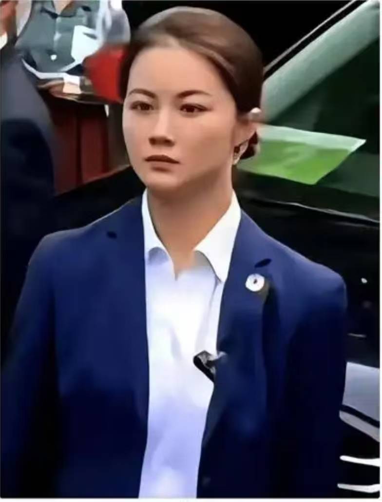 马克龙访华,严月霞一路随行护布丽吉特,专业圈粉无数 -华闻时空