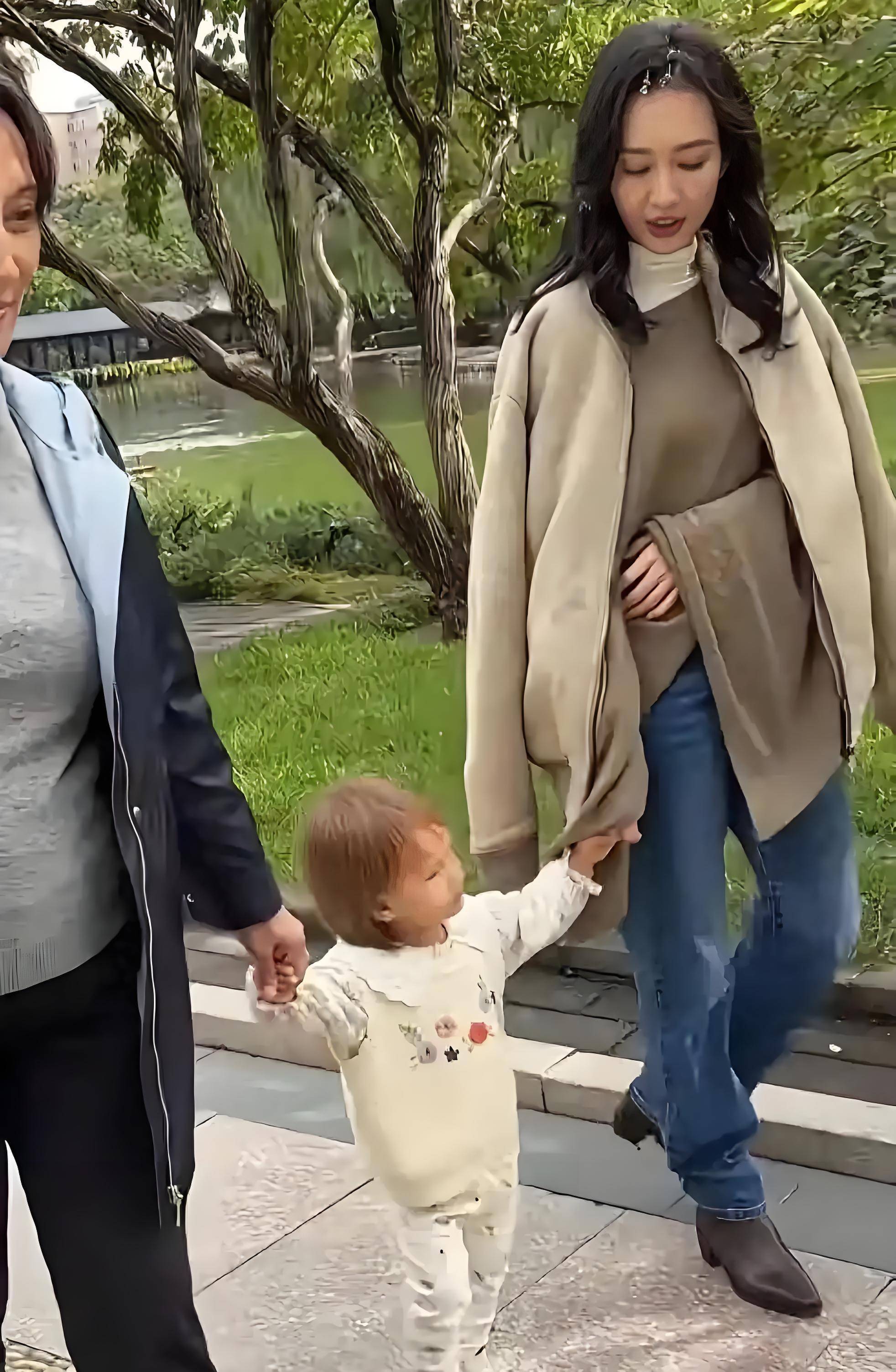 王鸥和妈妈牵着女儿散步女儿黄头发小眼睛长得不太像何九华