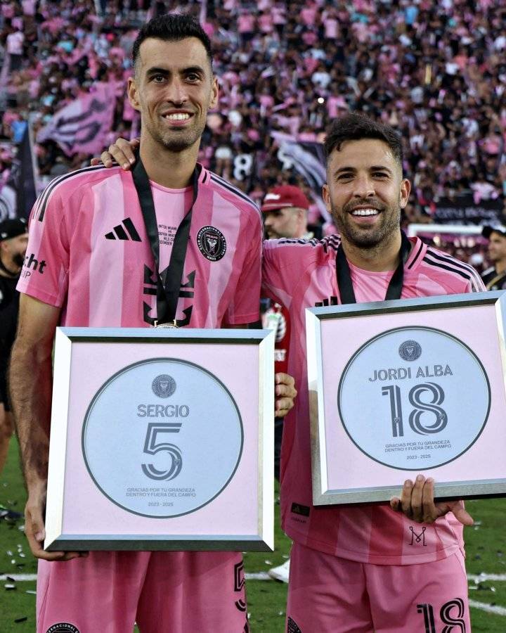 用冠军告别！前巴萨传奇正式挂靴退役，结束17年辉煌生涯 