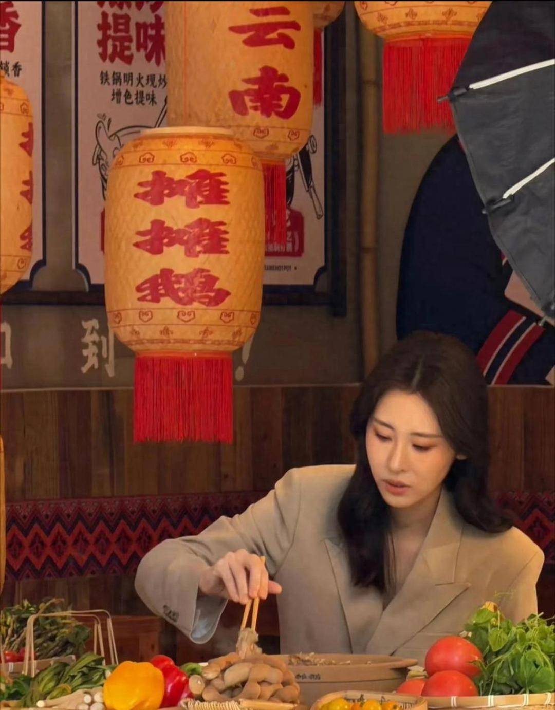 张碧晨在昆明吃火锅被偶遇美得不可方物嘟嘴的模样又萌又可爱