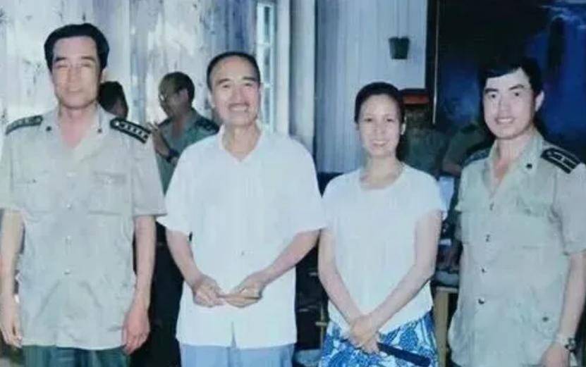 赵恒多在外貌上与蒋介石极为相似,但言谈举止略有差异