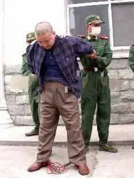 2003年河南,许昌黑老大梁胜利被执行死刑,要求抽烟壮胆!