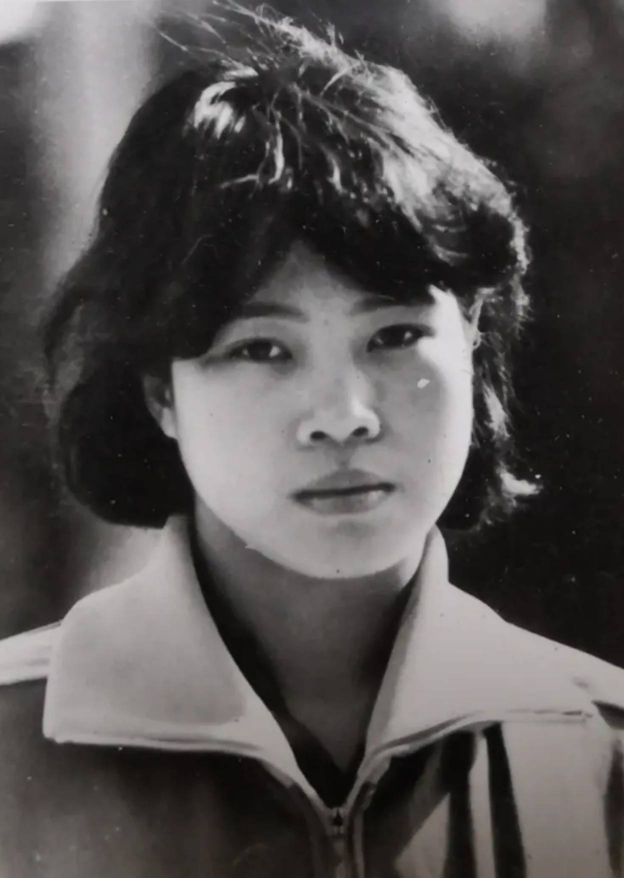 她是中国第一位世界跳水冠军,为进体校,大胆隐瞒自己不会游泳