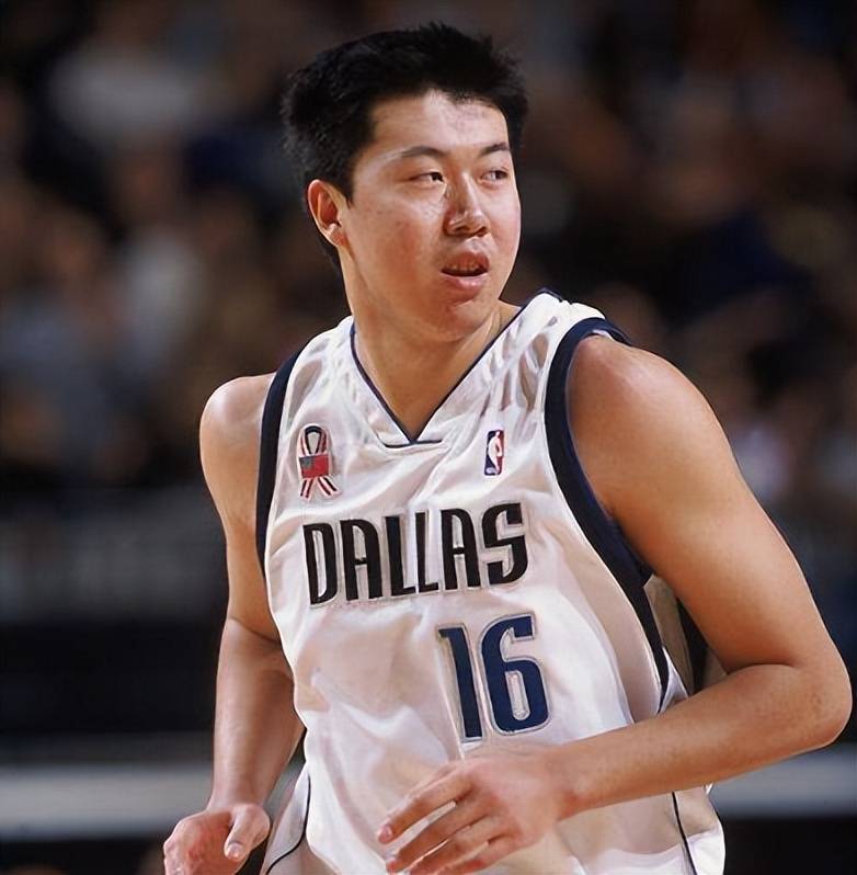 王治郅:和前妻离婚后,又娶90后美女主持,现在是大校军衔教练员