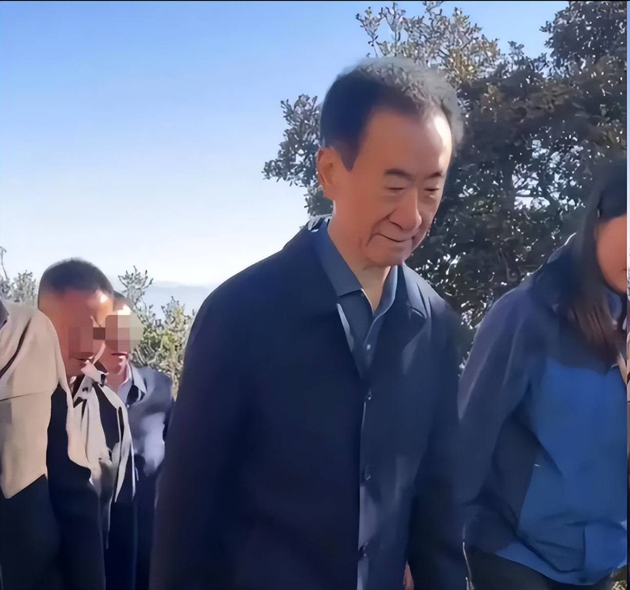 缺席捐款名单?71岁王健林香港火灾未捐款,背后原因曝光,太心酸