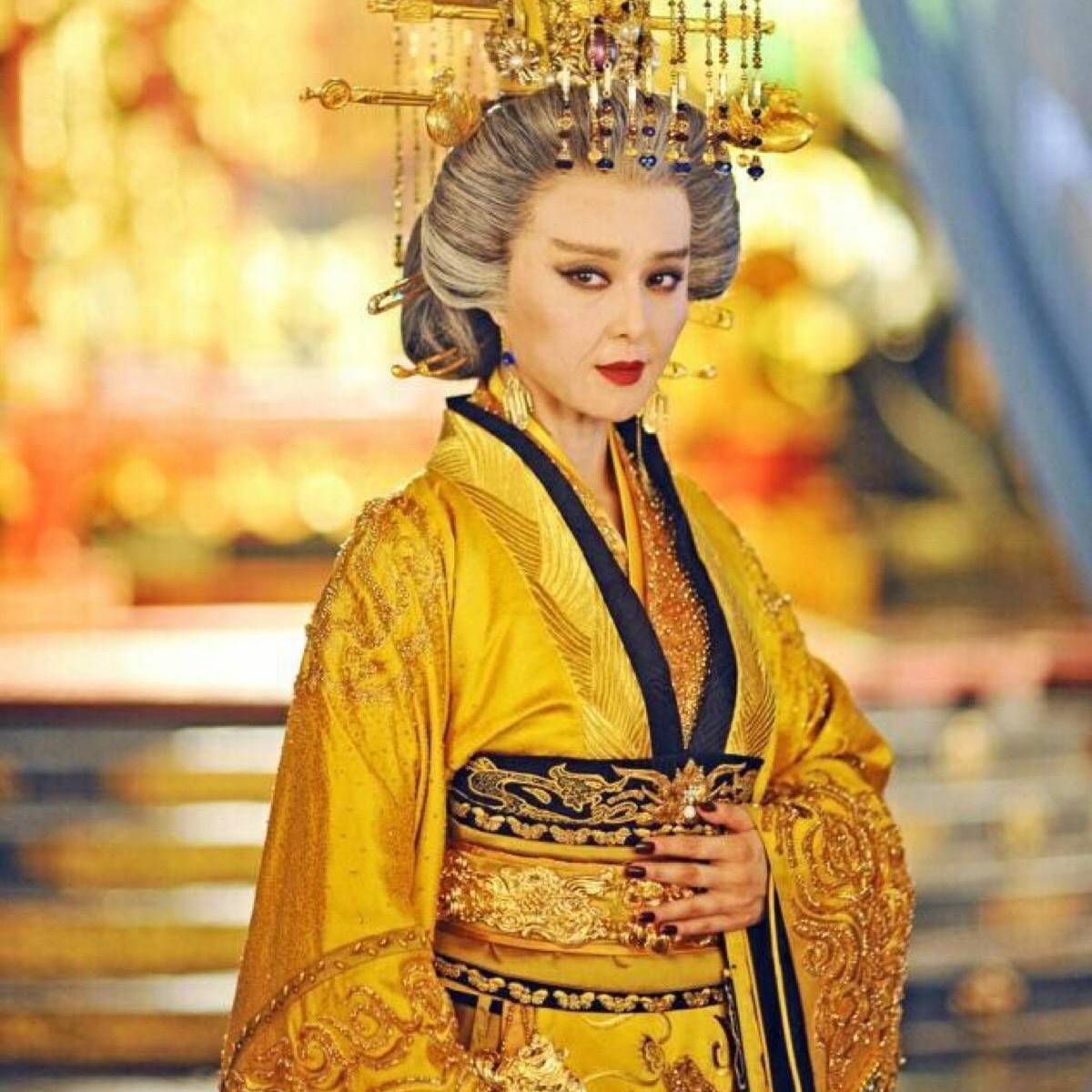 李隆基是女帝武则天和唐高宗李治的孙子,唐睿宗李旦的第三个儿子,因此
