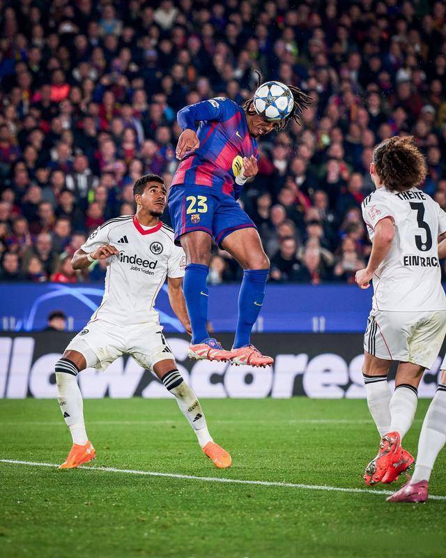 欧冠:巴萨铁卫三分钟完成救赎:梅开二度助巴萨逆转