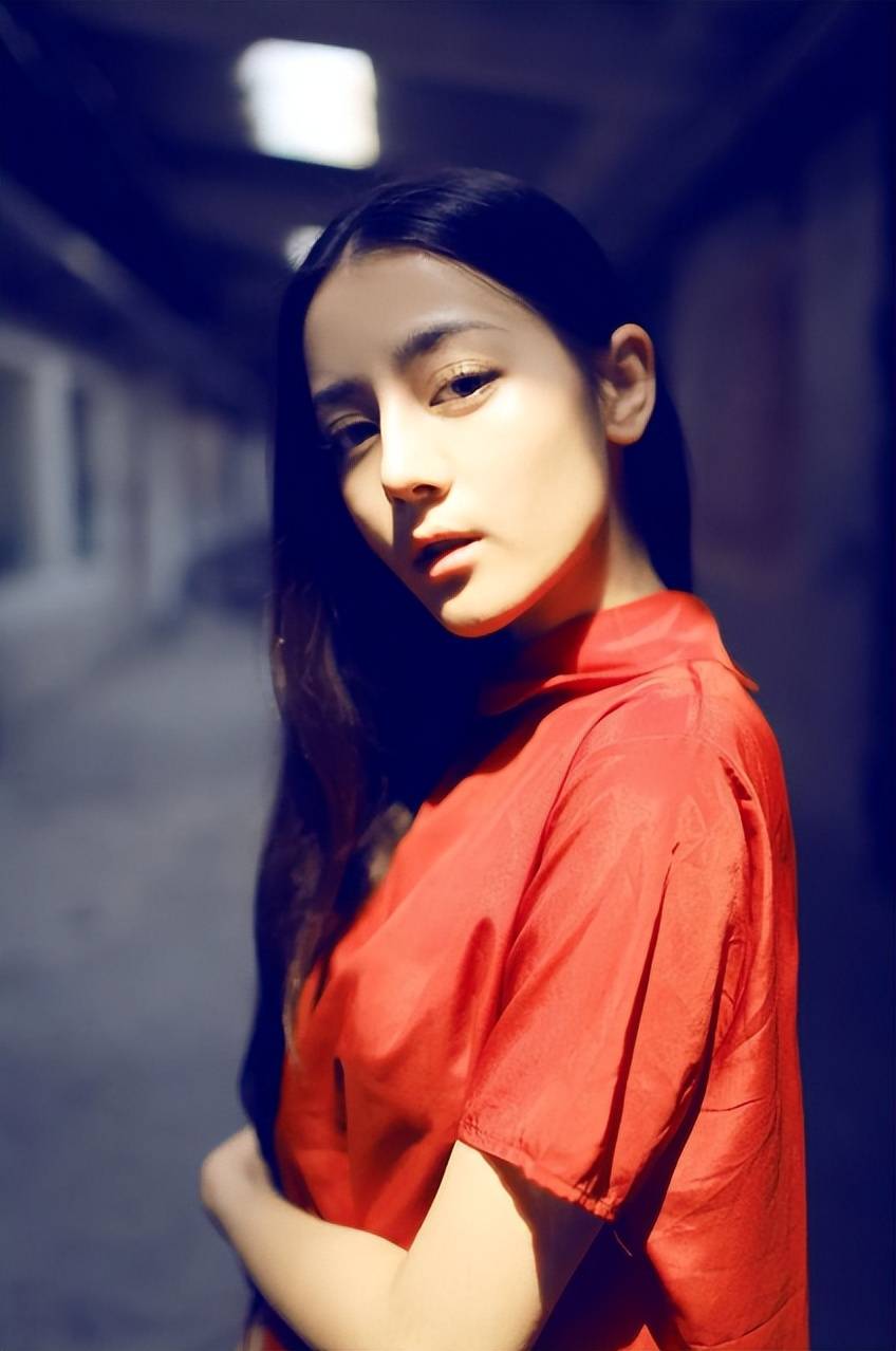 33岁迪丽热巴的现状,给所有年轻女性提了个醒