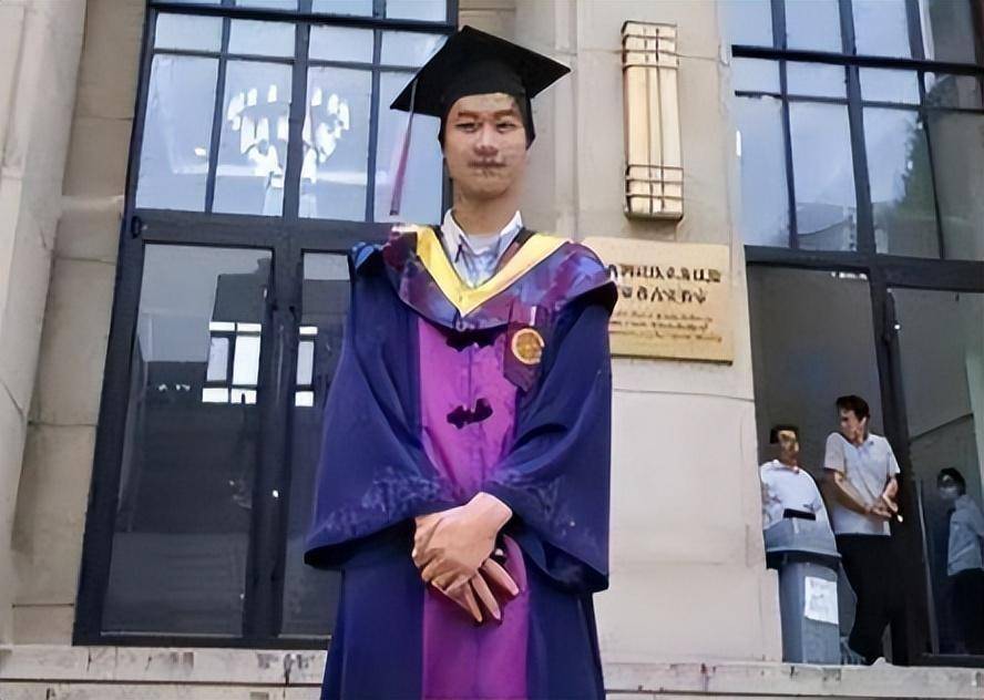 当清华大学校长邱勇得知有位孩子考了744分时,他专程来到了庞众望的