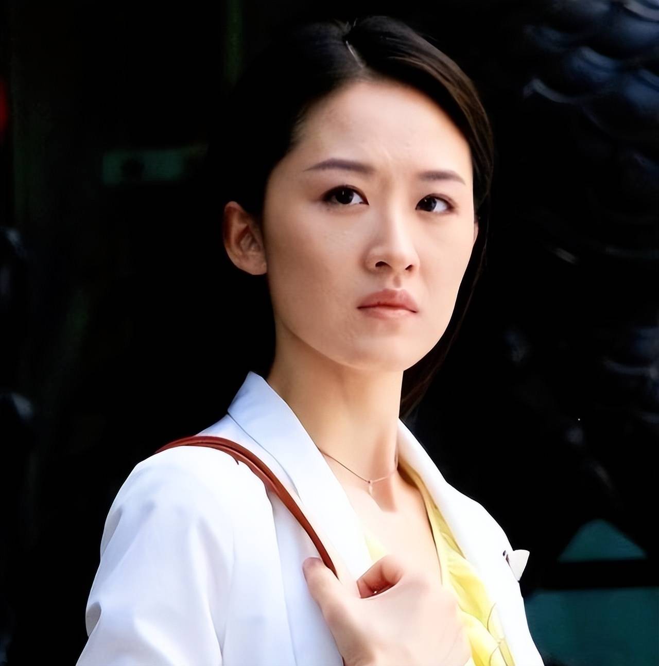 她演"坏女人"出名,撞脸刘亦菲,抢热巴风头,却始终不温不火