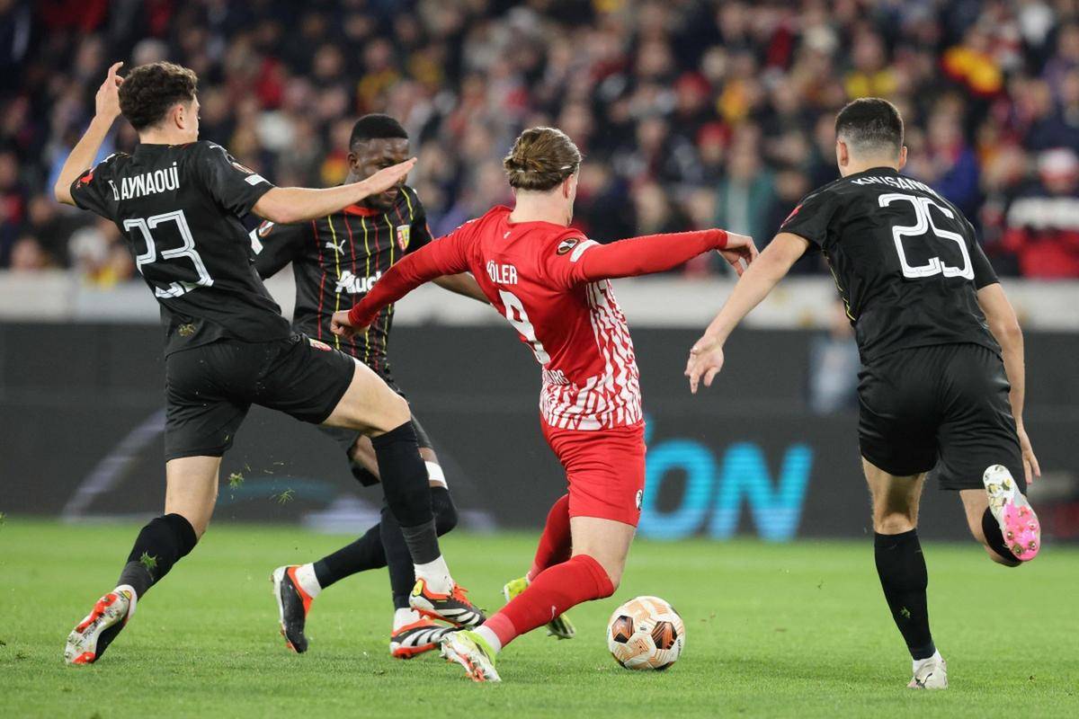 弗赖堡主场迎战多特蒙德,凭借稳固防守和主场韧性,有望捍卫荣誉,争夺关键胜利。