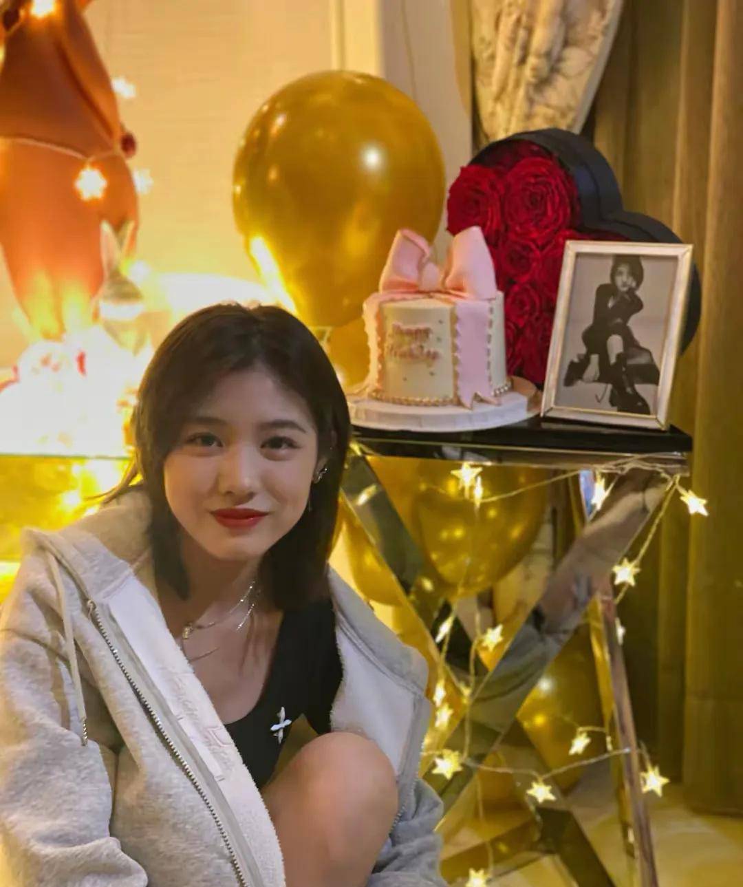 汪峰大女儿小苹果20岁生日晒和帅气男生拥抱合影疑似公开恋情