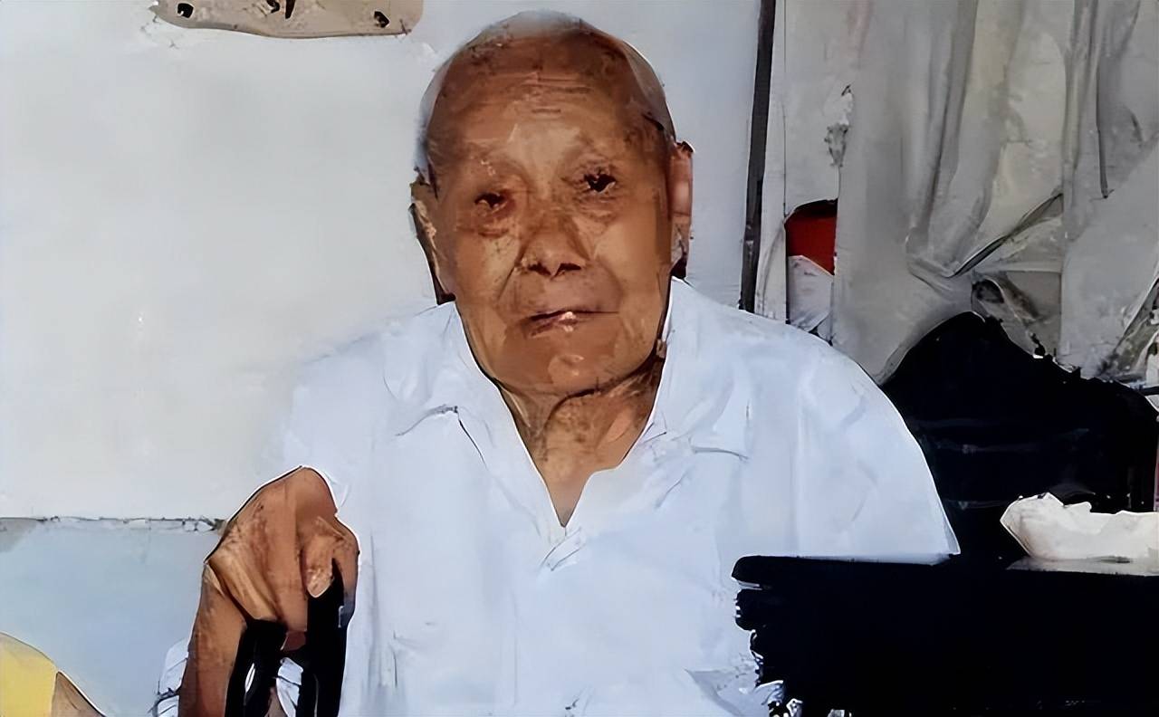 中国最后一个太监孙耀庭:晚上伺候嫔妃鞋底必须放苍耳,有何用?