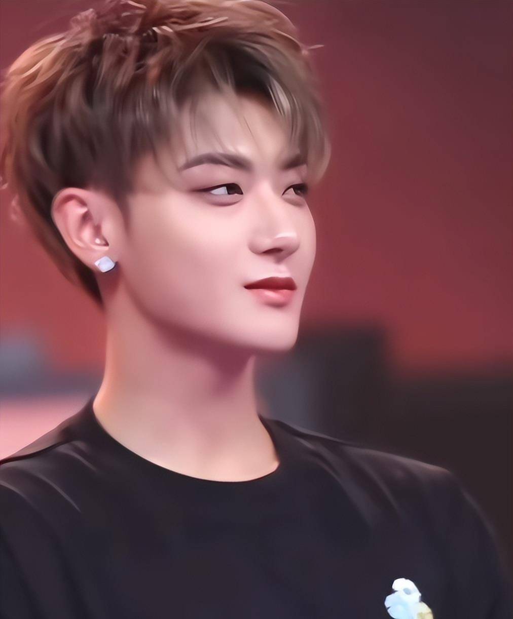 黄子韬没想到,以新身份亮相的陈梦,一句话让自己实现口碑暴增