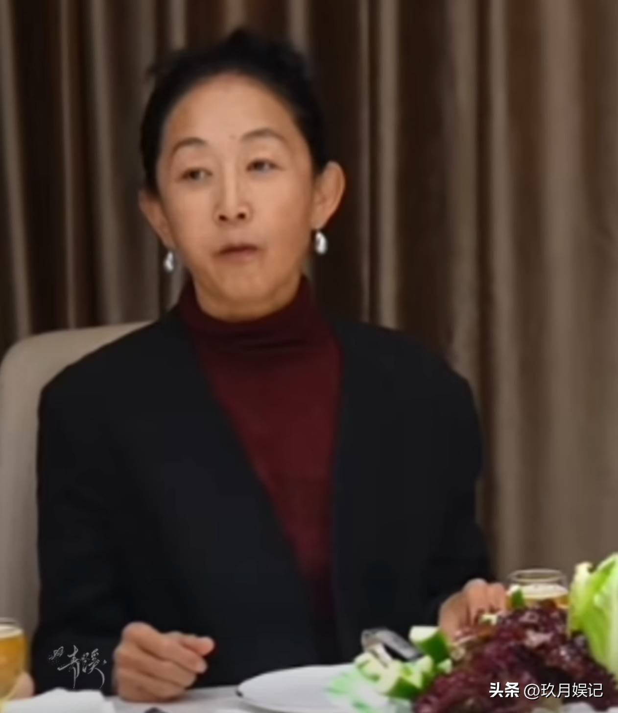 巫刚与陈瑾近期在青岛被网友偶遇状态好61岁依然显年轻