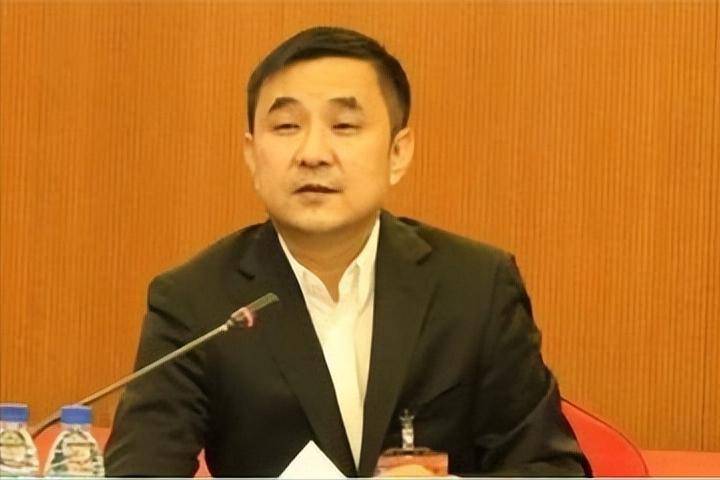 他欠债700亿逃亡国外,带走明星女友和61个亿,父亲葬礼也没回来