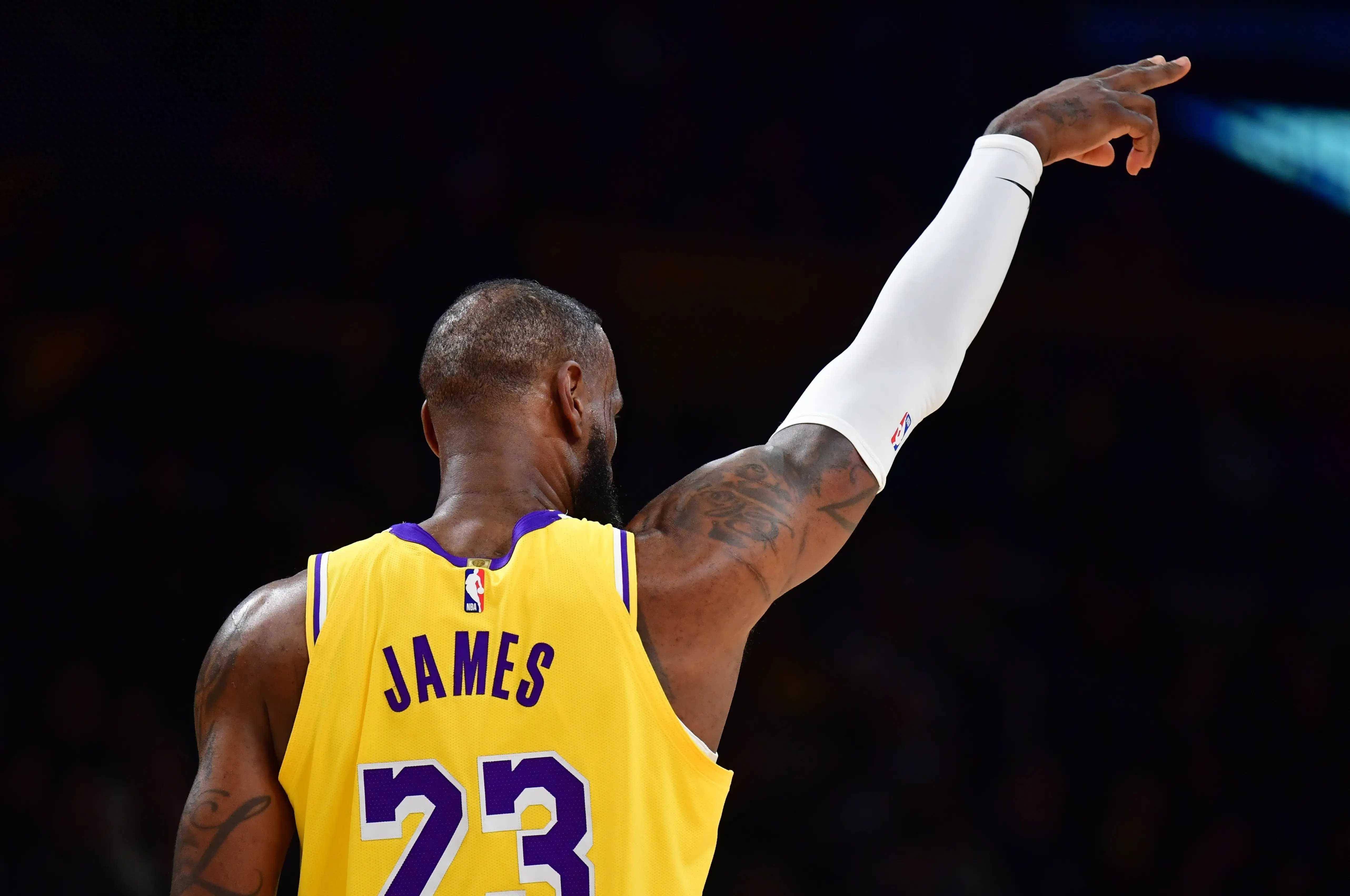 此前有记者发文称,詹姆斯很可能在打完这个赛季之后,就悄无声息的退役