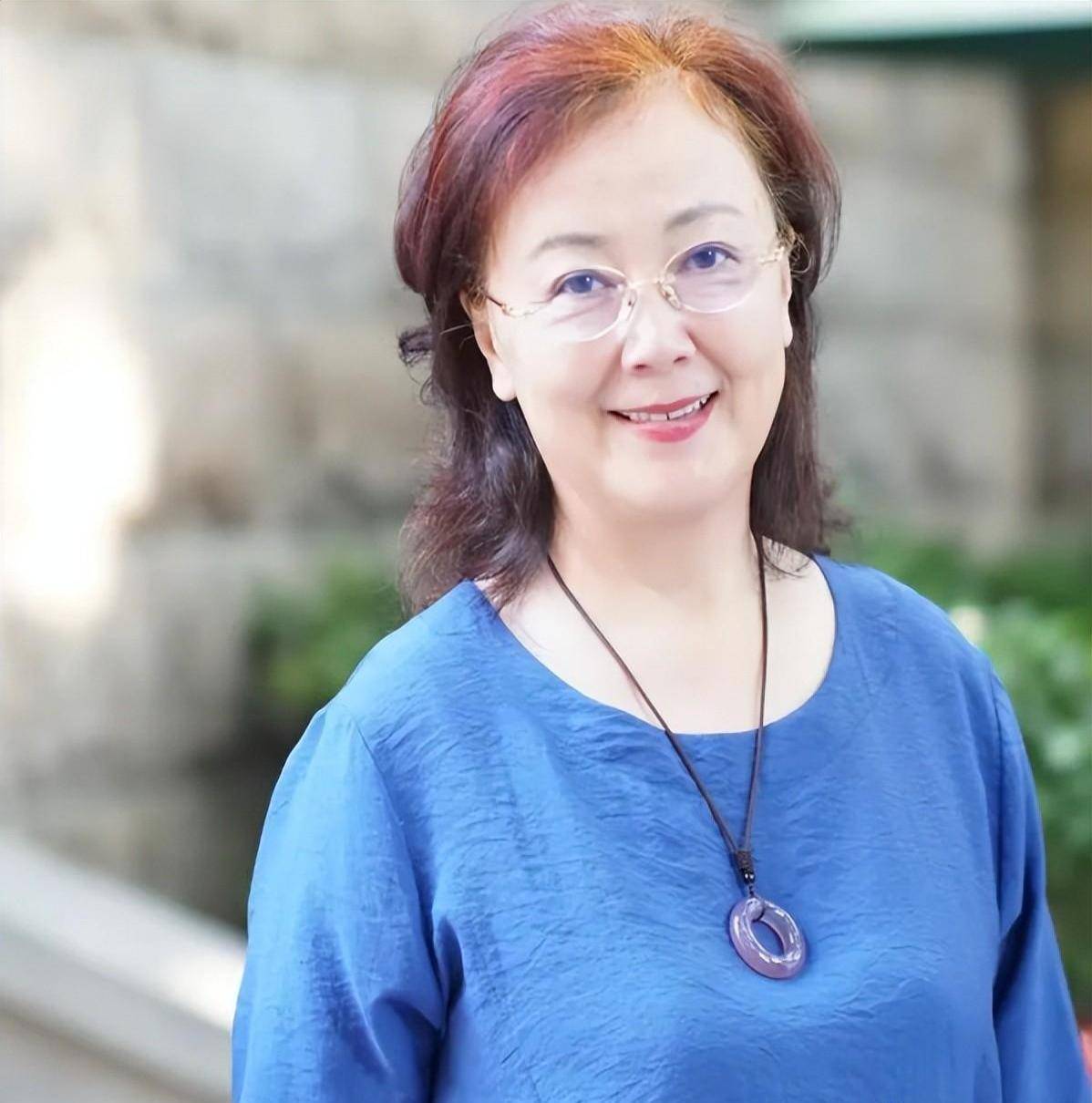 她与丈夫恩爱45年零绯闻,如今68岁直面衰老,比刻意扮嫩更美