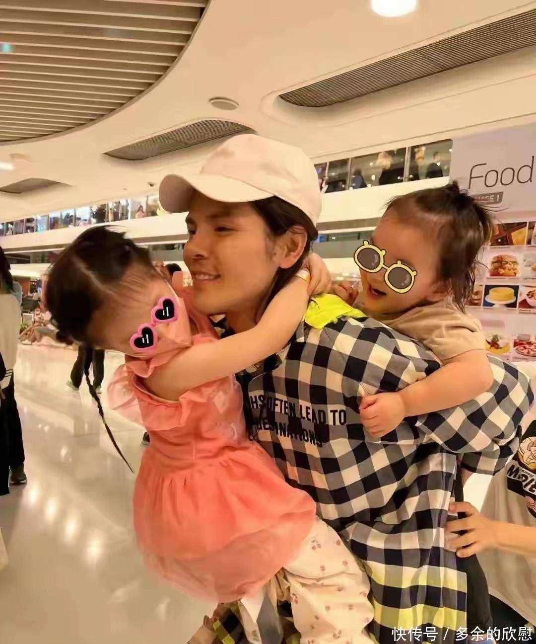 郭碧婷一家4口团聚向佐陪岳父遛弯尽孝心3岁儿子骑爸爸脖子上