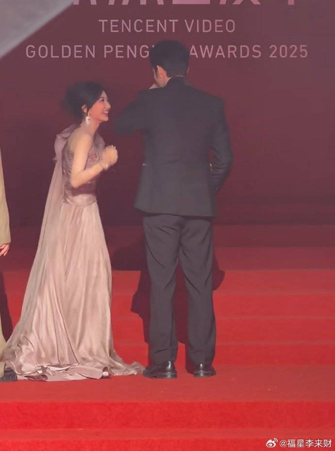 张彬彬红毯帮毛晓彤提裙子，被导演打手，网友：挨打不冤 插图5