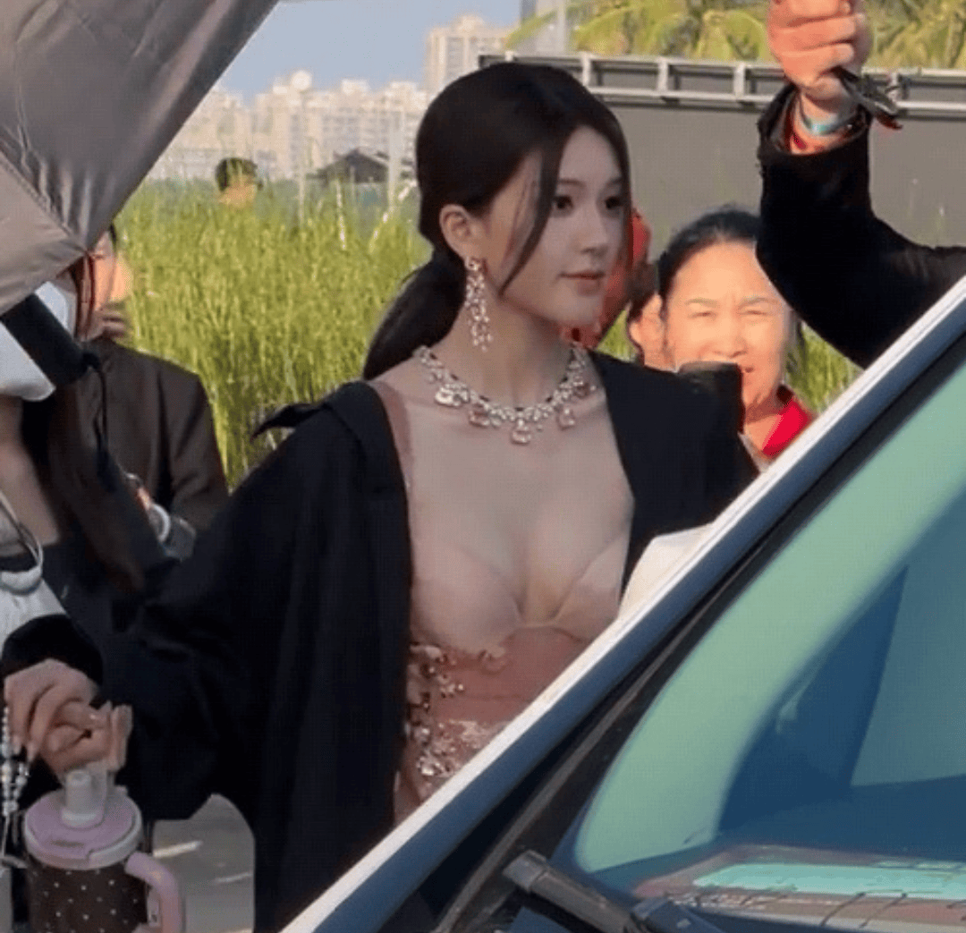 星光大赏红毯：顶流PK神仙打架，布景成最大吐槽