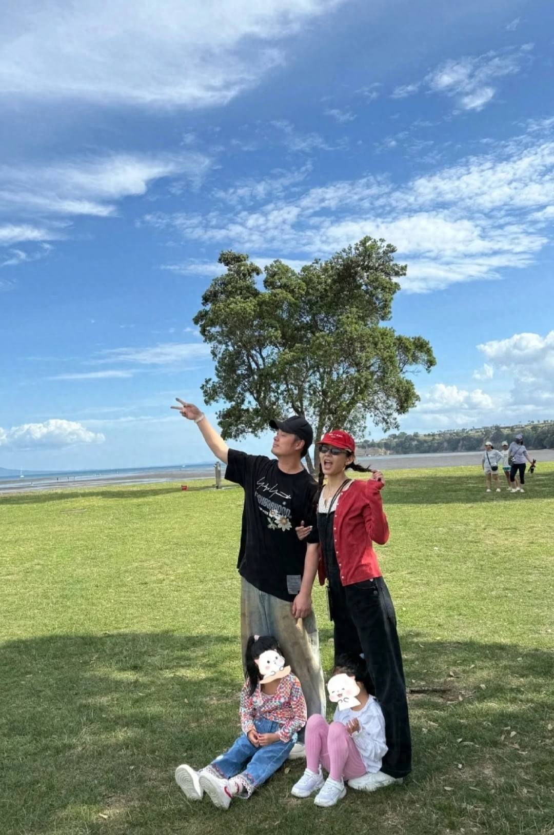 陈赫带俩女儿游迪士尼老婆张子萱41岁还扮少女牵陈赫手撒娇
