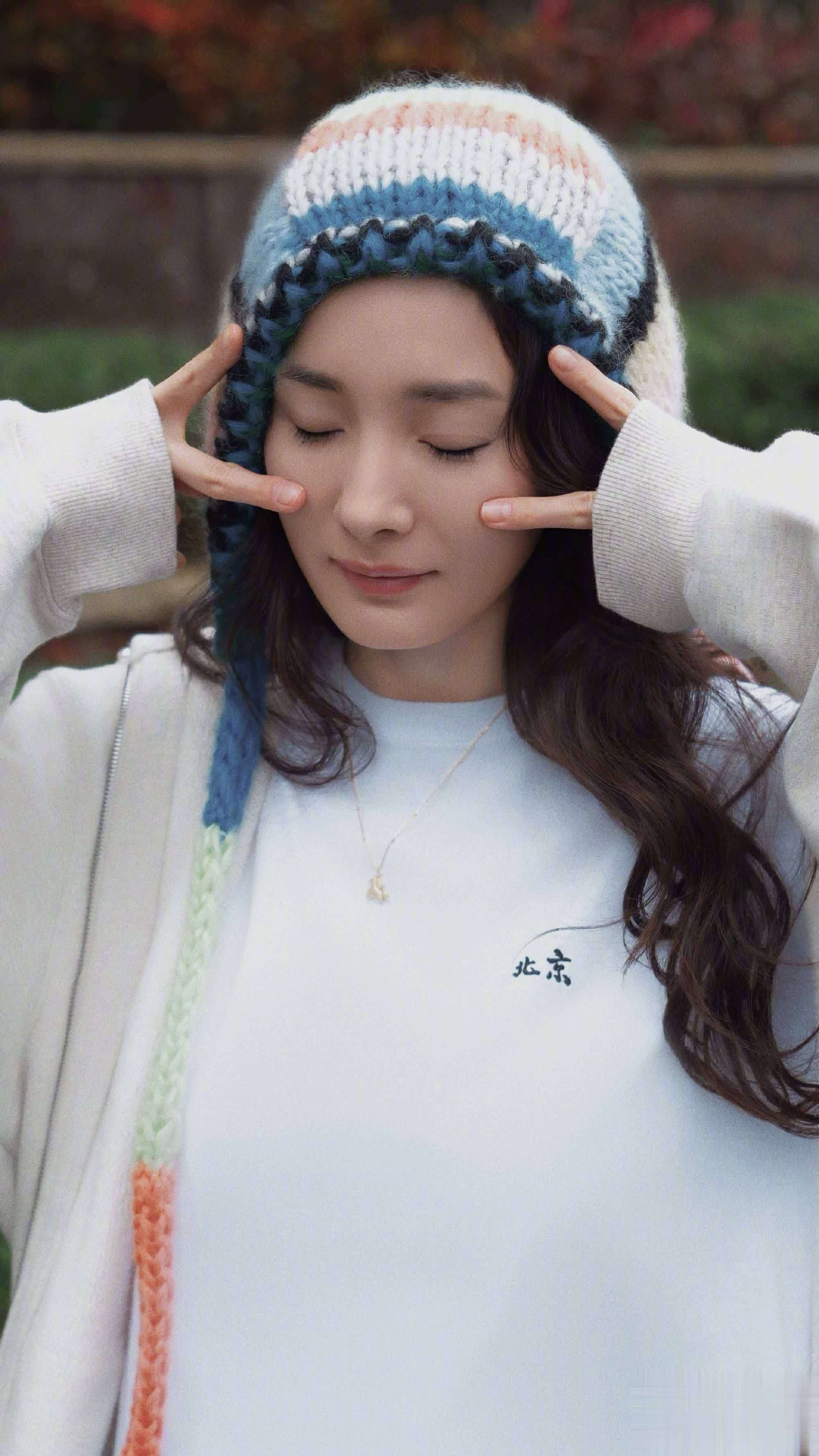 杨幂长白山plog萌翻全网!打卡天池撸粉猫,扎小辫背影似少女