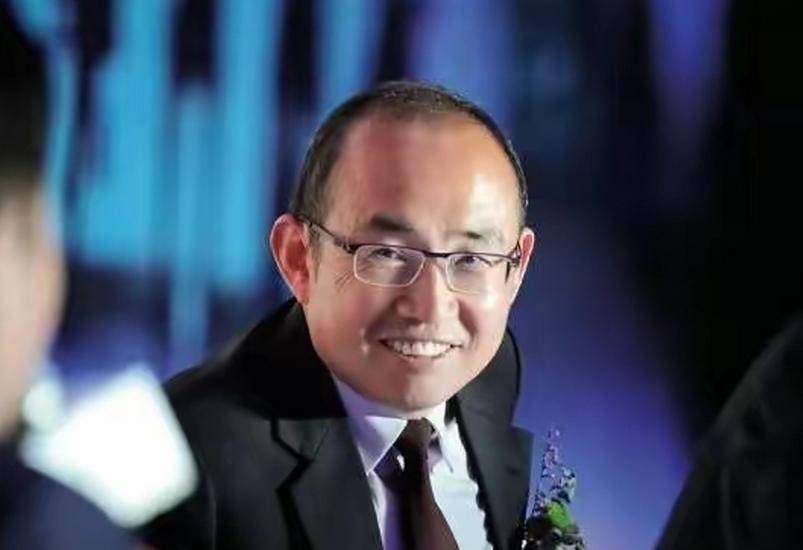 潘石屹呢,1963年甘肃天水人,大学学石油管道,毕业后没干老本行,转头搞