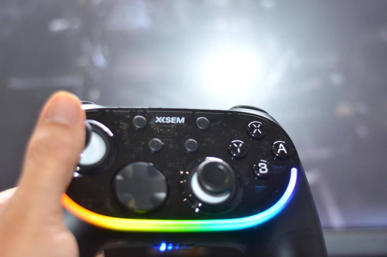 百元级西圣GC1游戏手柄，颜值高性能强专业级操控