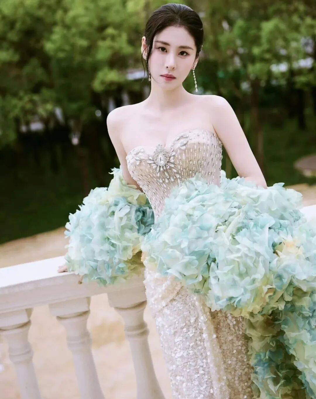 张碧晨抹胸鱼尾裙 性感到了新高度