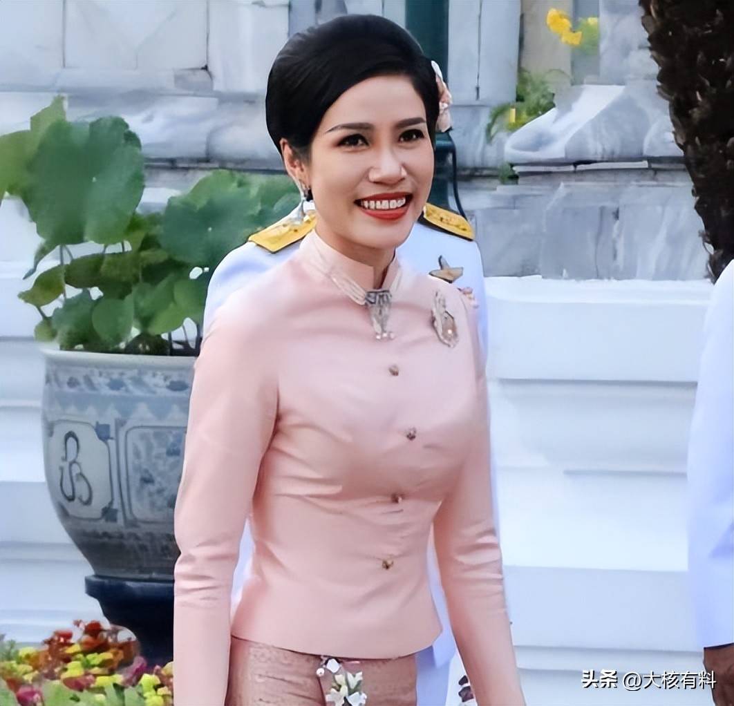 泰国王妃诗妮娜,端庄舒雅身材棒,露腋窝被曝上千张不