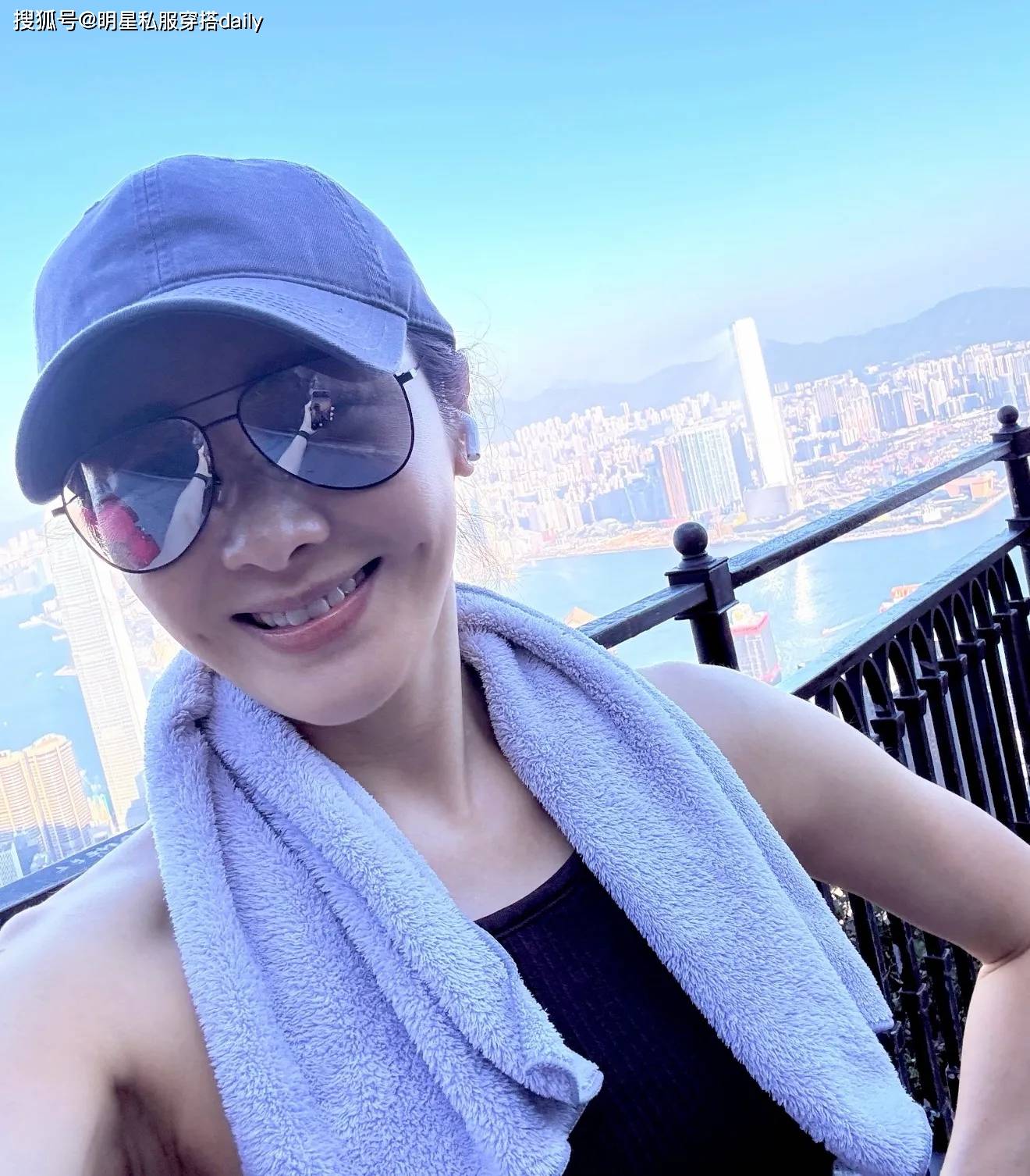 54岁黎姿秀健身美照!私服穿皮衣外套 牛仔裤 长筒靴,真显年轻!